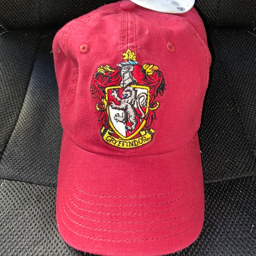 BRAND NEW HARRY POTTER HAT GRYFFINDOR